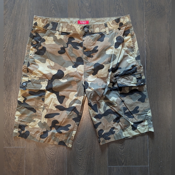 EUC Guess camo shorts - Picture 3 of 9